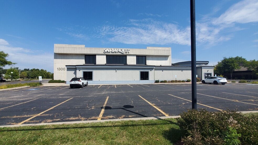 1300 Irving Park Rd, Streamwood, IL for sale - Building Photo - Image 2 of 30