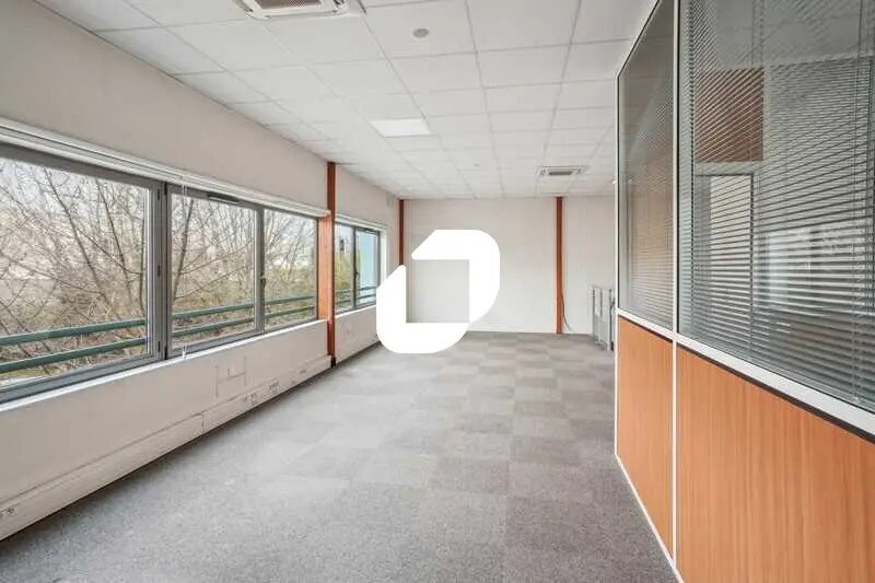 Office in Le Bourget for lease - Interior Photo - Image 3 of 14