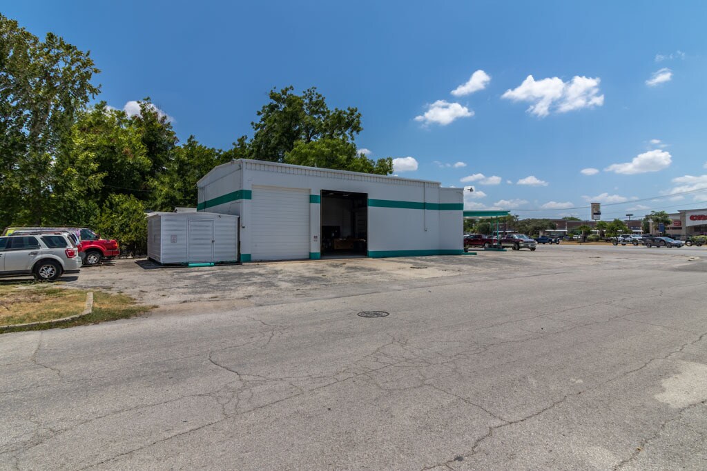 211 N Business Ih 35, New Braunfels, TX 78130 B&C Service Center