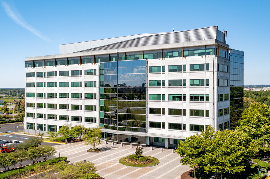21000 Atlantic Blvd, Dulles, VA for lease - Building Photo - Image 3 of 14