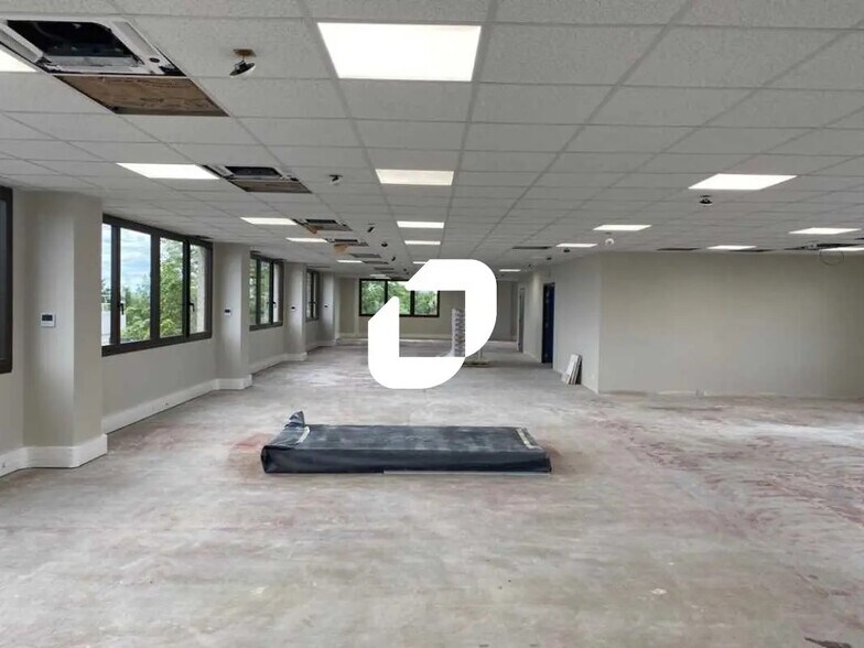 Office in Osny for lease - Interior Photo - Image 3 of 8