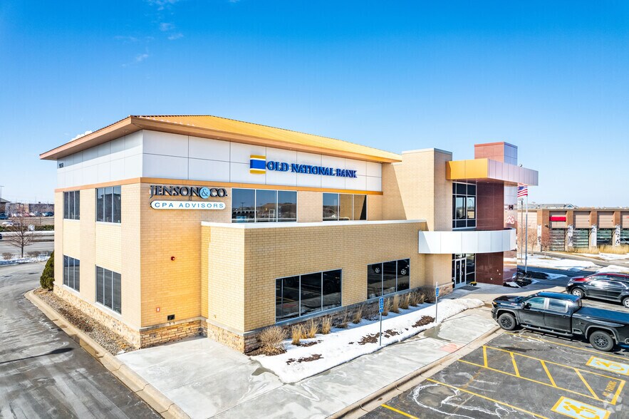 11850 Fountains Way, Maple Grove, MN for sale - Primary Photo - Image 1 of 1