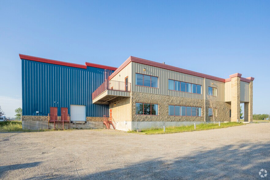 16 Commercial Dr, Calgary, AB for lease - Building Photo - Image 2 of 10