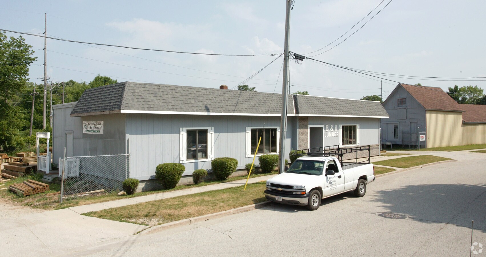 616 Grand Ave, Mukwonago, WI 53149