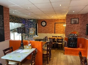 7 Oak St, Windermere for lease Interior Photo- Image 2 of 4