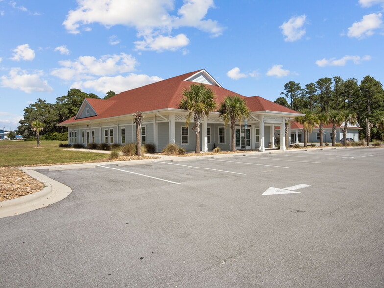 110 Golfin Dolphin Dr, Cape Carteret, NC for sale - Primary Photo - Image 1 of 86