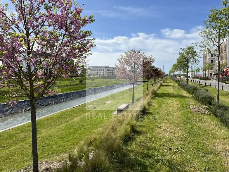 Office in Genas for lease - Building Photo - Image 2 of 11