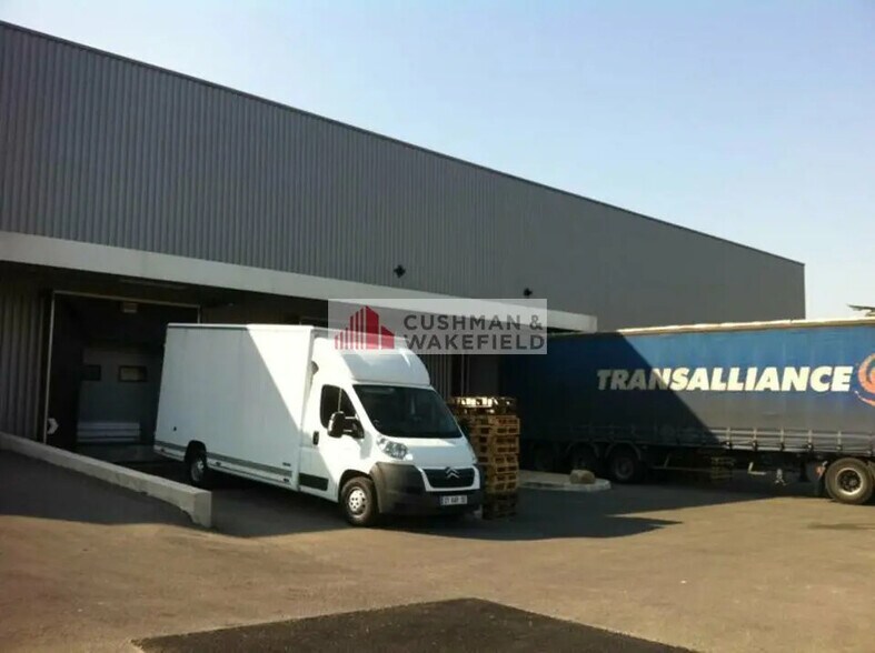 Flex in Vézénobres for lease - Building Photo - Image 2 of 3