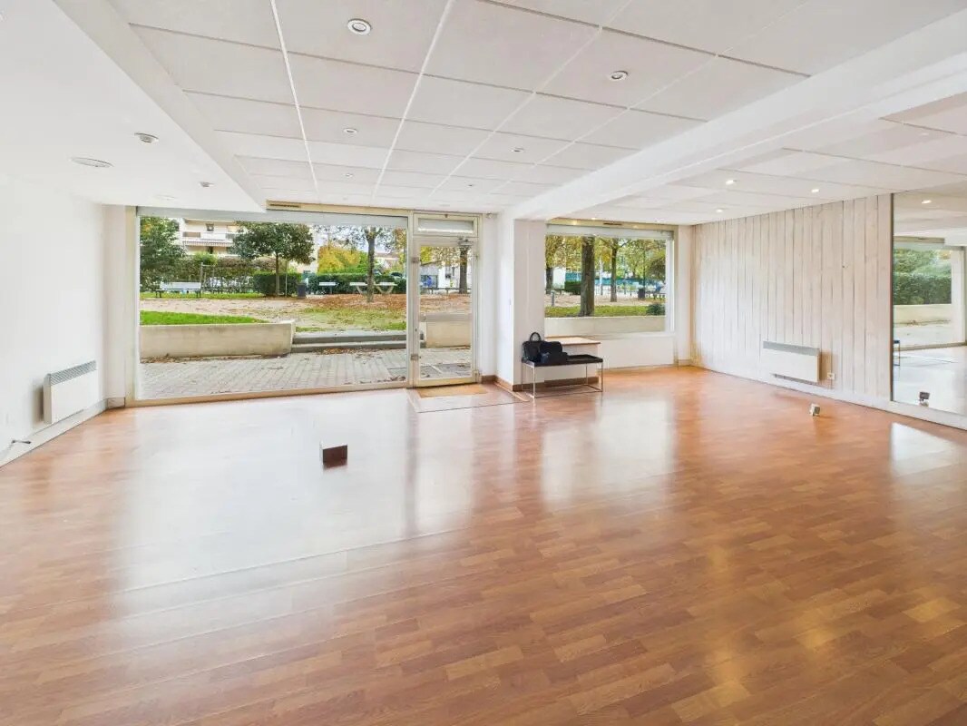 Office in Lyon for sale Building Photo- Image 1 of 9