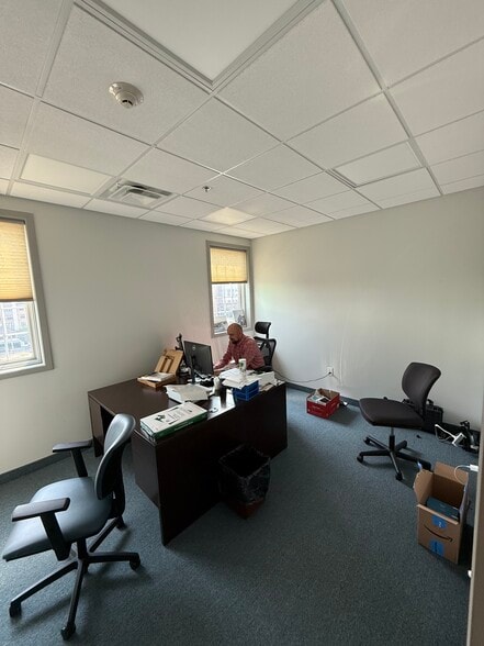 60-94 W Grand St, Elizabeth, NJ for lease - Interior Photo - Image 2 of 7