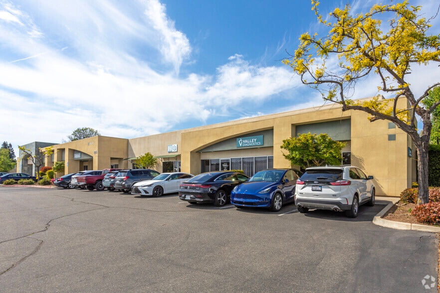 7275 N 1st Ave, Fresno, CA for lease - Primary Photo - Image 2 of 7