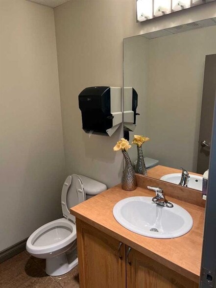 7 Westwinds Cres NE, Calgary, AB for lease - Interior Photo - Image 3 of 9