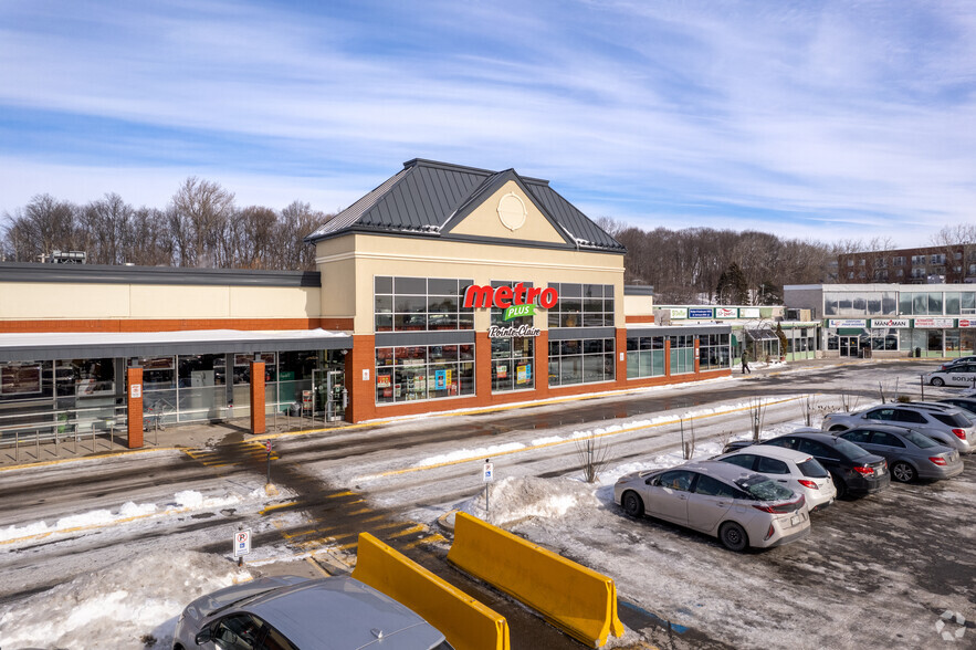 245-325 Boul Saint-Jean, Pointe-claire, QC for lease - Building Photo - Image 3 of 9