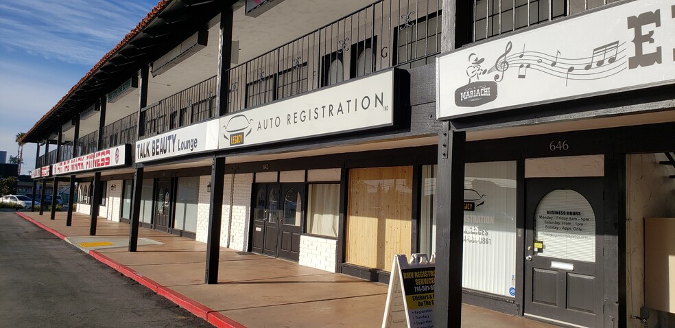 626-650 Tustin St, Orange, CA for lease - Building Photo - Image 3 of 4