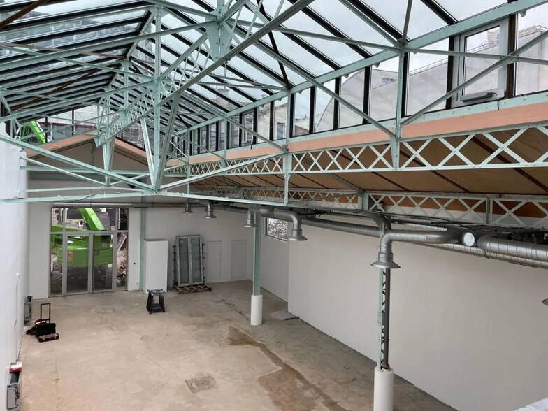 Office in Malakoff for lease - Interior Photo - Image 1 of 5