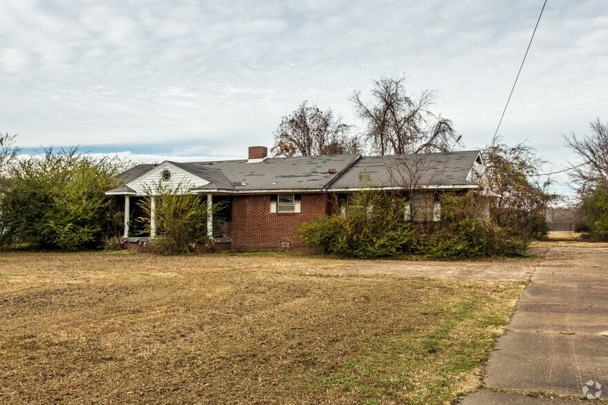 2350 Goodman Rd W, Horn Lake, MS 38637