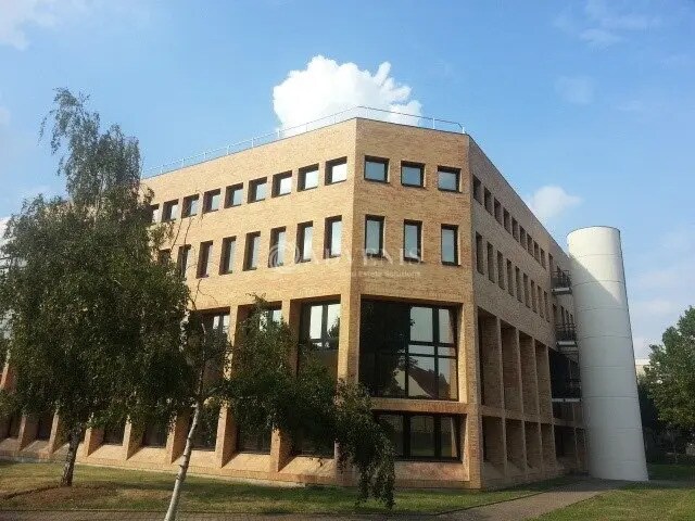 Office in Le Pecq for lease - Building Photo - Image 3 of 10