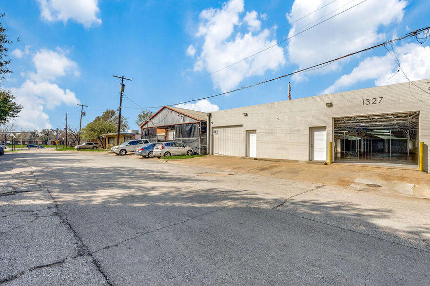 1327 Plowman Ave, Dallas, TX for lease - Building Photo - Image 2 of 12