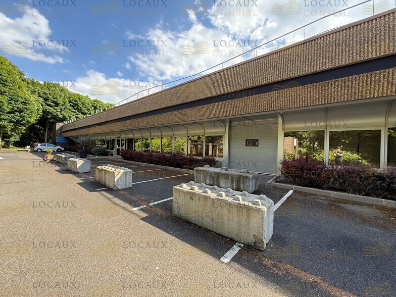 Flex in Trappes for lease - Building Photo - Image 3 of 9