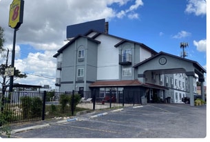 Super 8 by Wyndham San Antonio/Fiesta - Motel