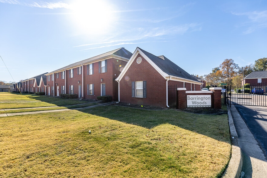 Barrington Woods Apartments and Townhome portfolio of 2 properties for sale on LoopNet.com - Building Photo - Image 2 of 38