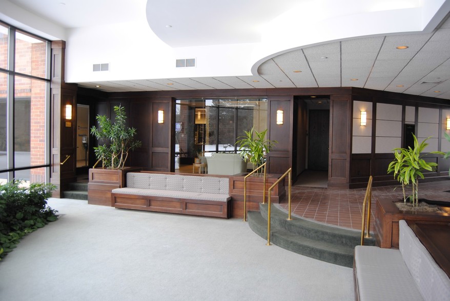 100 N Corporate Dr, Brookfield, WI for lease - Lobby - Image 2 of 6