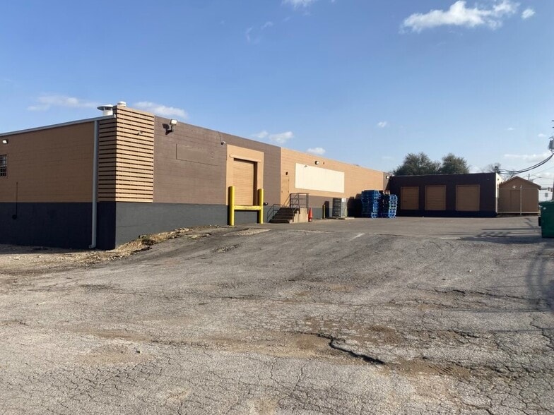 2463 S Riverside Dr, Fort Worth, TX for lease - Building Photo - Image 2 of 9