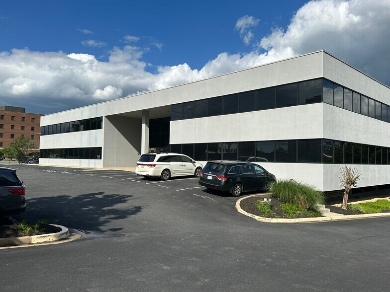 4084 University Dr, Fairfax, VA for lease - Building Photo - Image 1 of 13