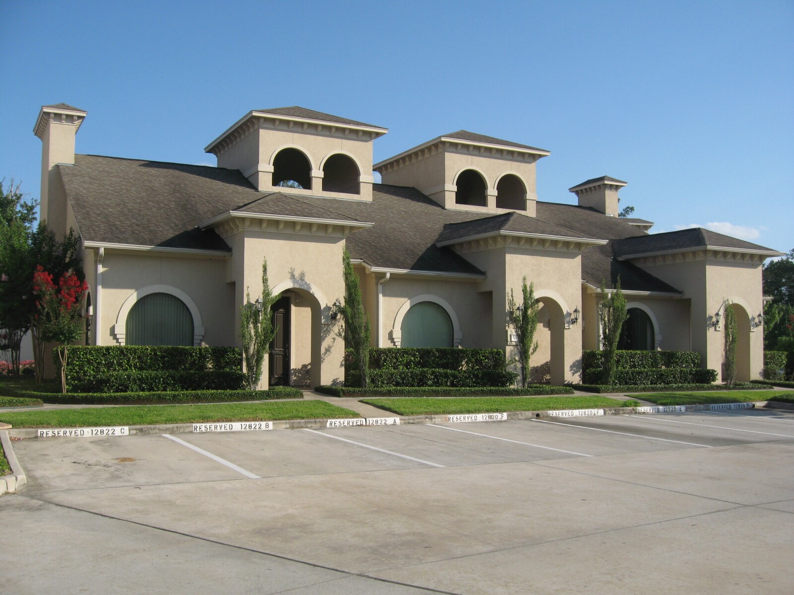 12820 Willow Centre Dr, Houston, TX 77066