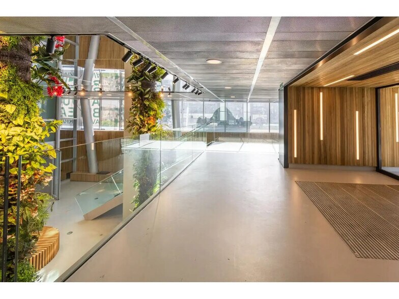2-8 Rue Gaston Rébuffat, Paris for lease - Building Photo - Image 2 of 15