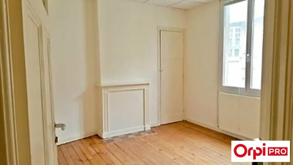 Office in Saint-Brieuc for lease Interior Photo- Image 1 of 6