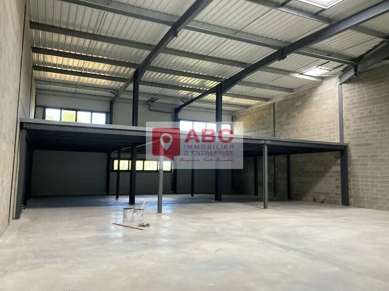 Flex in Mauguio for lease - Interior Photo - Image 1 of 2