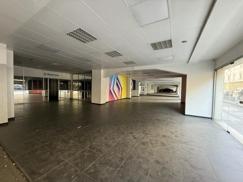 Retail in Marseille for lease - Building Photo - Image 1 of 6