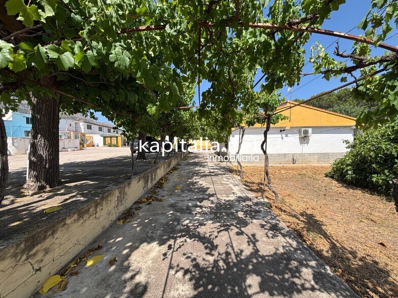 Retail in Gaianes for sale - Building Photo - Image 1 of 45