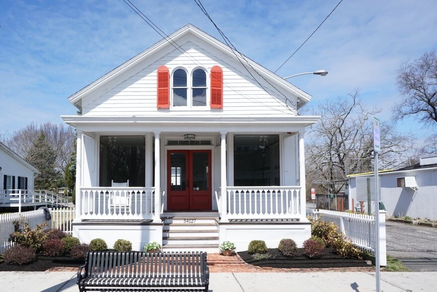 54127 Main Rd, Southold, NY 11971