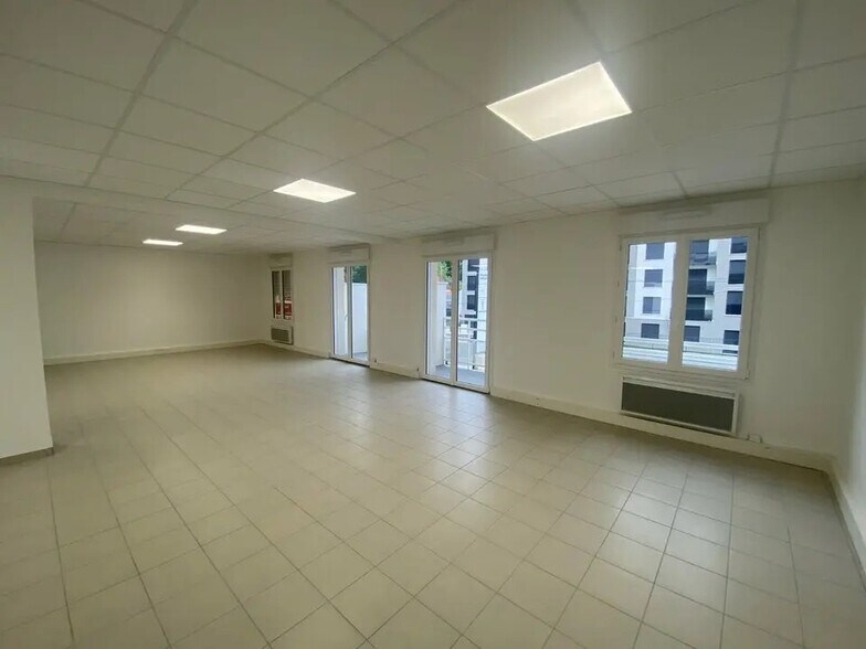 Office in Morsang-sur-Orge for lease - Interior Photo - Image 1 of 5