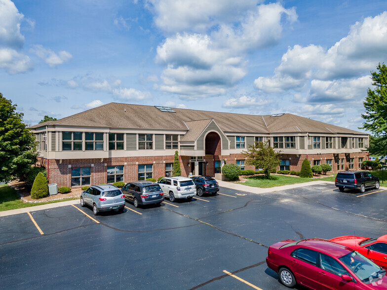 1025 W Glen Oaks Ln, Mequon, WI for lease - Building Photo - Image 1 of 5