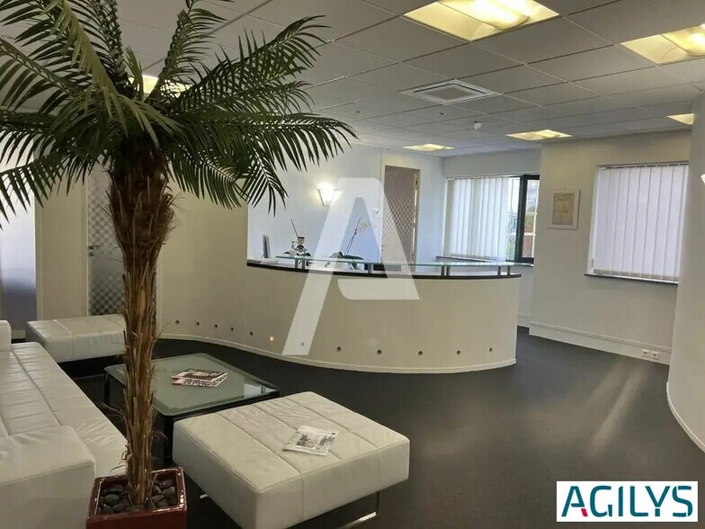 Office in Villebon-sur-Yvette for lease - Interior Photo - Image 3 of 10
