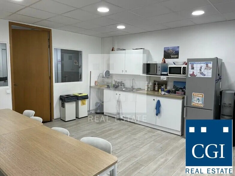 Office in Grenoble for lease - Interior Photo - Image 3 of 5