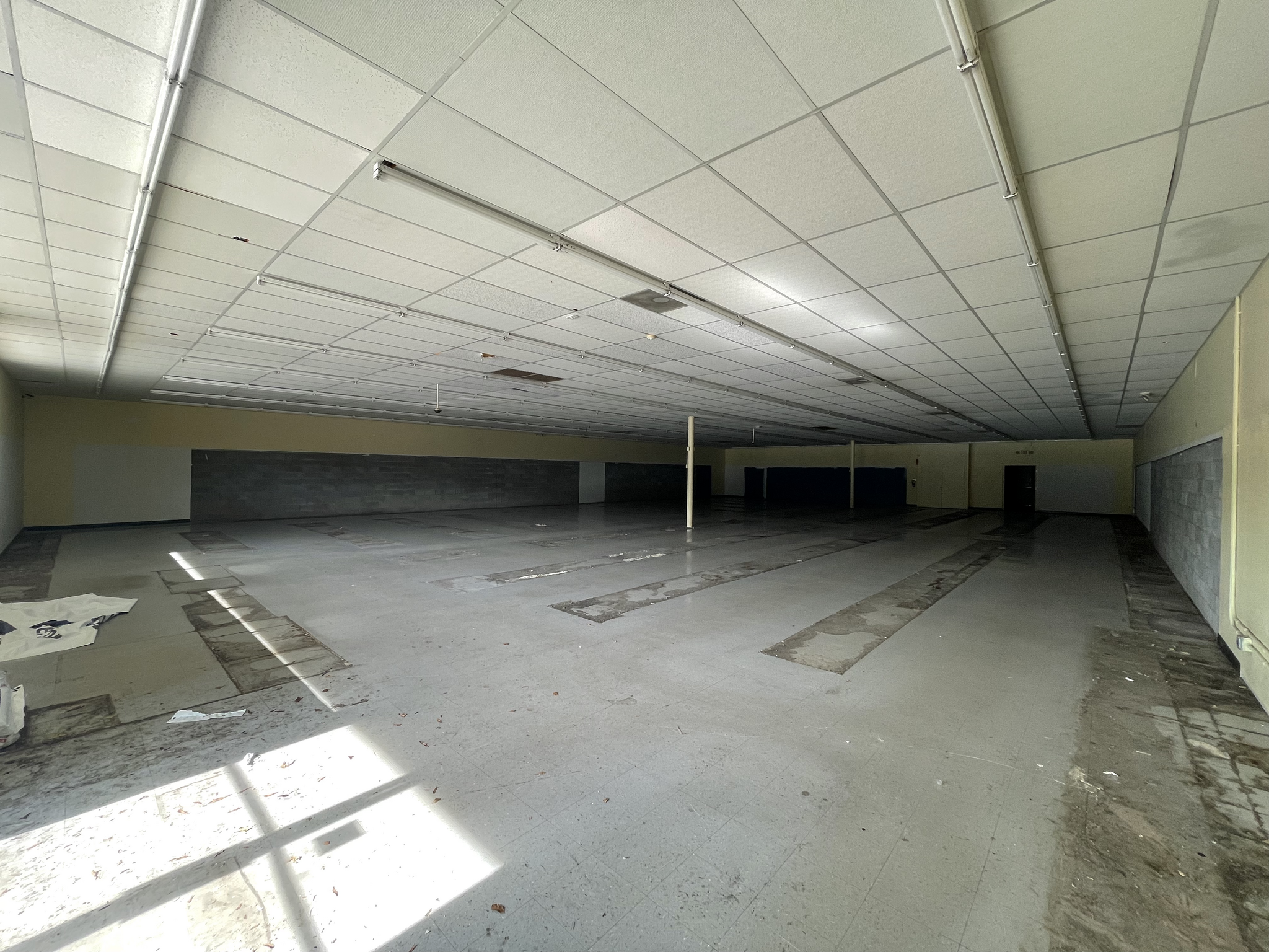 2725 Northwest Blvd, Newton, NC for lease Interior Photo- Image 1 of 6