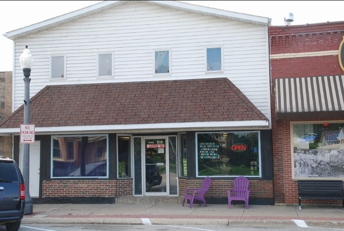 210 S Main St, Fayette, IA for sale - Primary Photo - Image 1 of 5