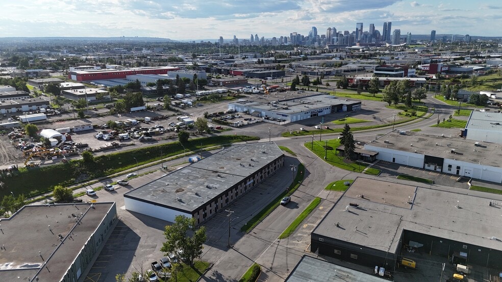 1301-1313 Hastings Cres SE, Calgary, AB for sale - Building Photo - Image 3 of 5