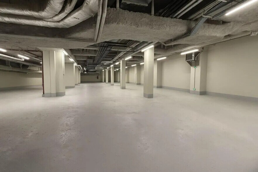 Industrial in Paris for lease - Building Photo - Image 1 of 6