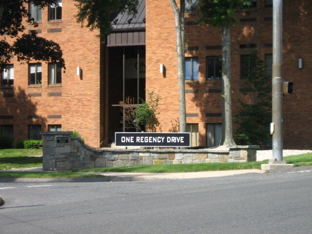 1 Regency Dr, Bloomfield, CT for lease - Building Photo - Image 2 of 4