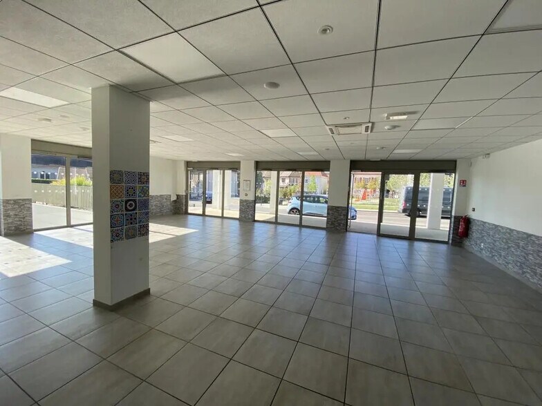 9 Place Bacchus, Les Avenières Veyrins-Thuellin for lease - Interior Photo - Image 2 of 6