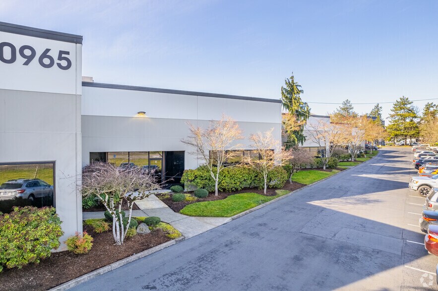 10965 SW Commerce Cir, Wilsonville, OR for lease - Building Photo - Image 2 of 4