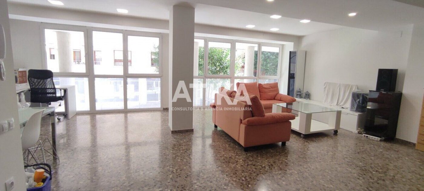 Retail in València, Valencia for lease Building Photo- Image 1 of 13