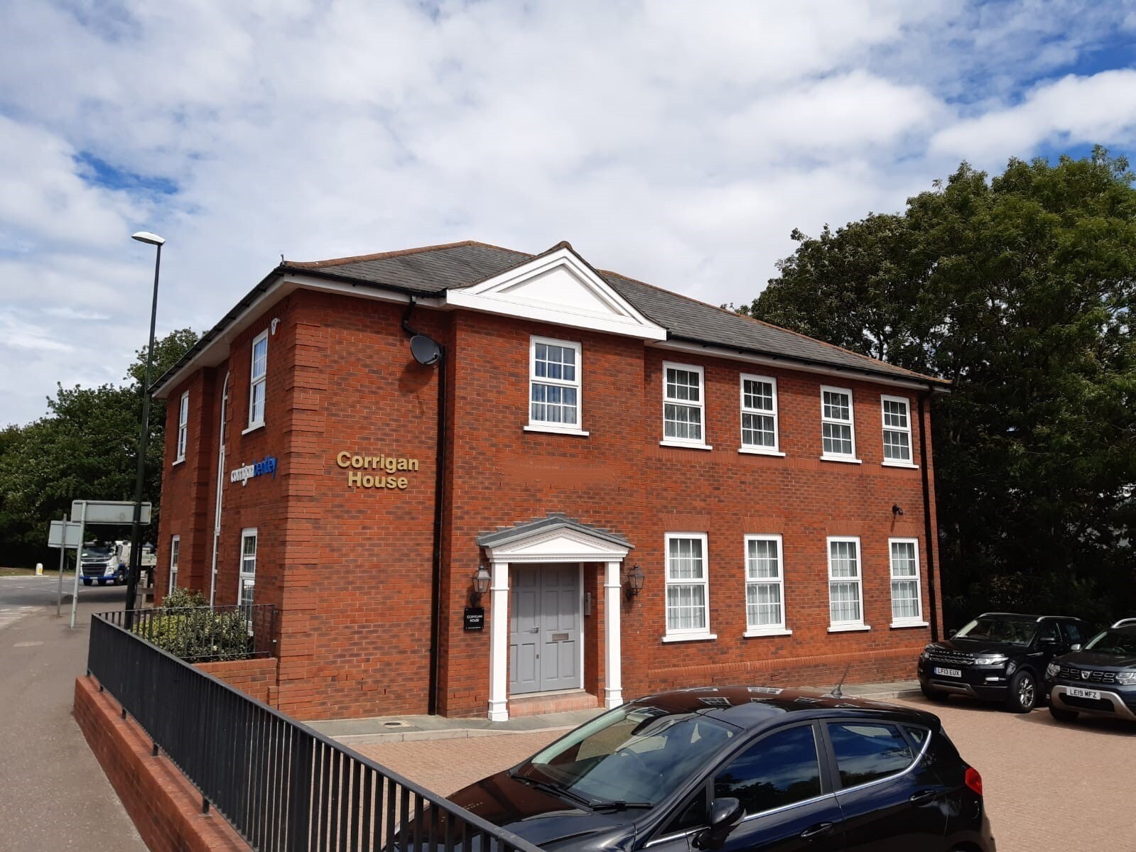 16 Gatwick Rd, Crawley for sale Building Photo- Image 1 of 1