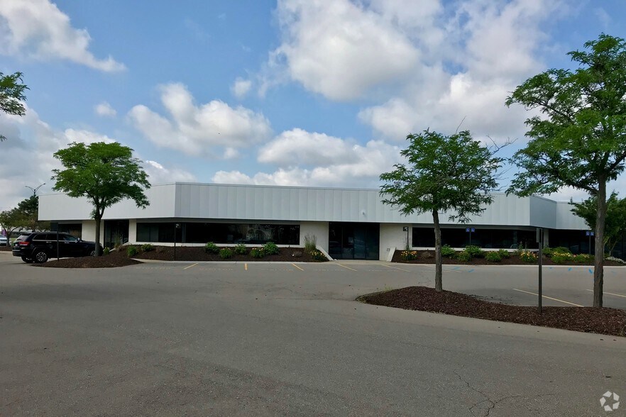 1235 E Big Beaver Road, Troy, MI for sale - Primary Photo - Image 1 of 11