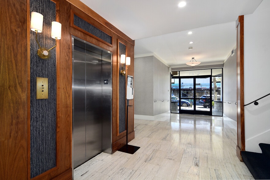 8721 W Sunset Blvd, West Hollywood, CA for lease - Building Photo - Image 2 of 12